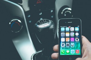 auto-vehicule-occasion-smartphone-securite-paiement-chèque-de-banque-transaction-depopass