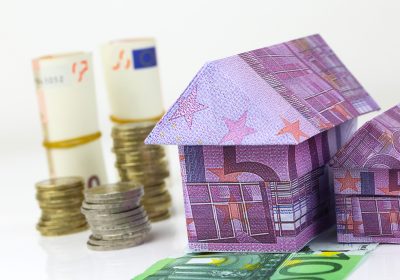 Offre de prêt immobilier : doit-on obligatoirement faire verser son salaire dans la même banque ?