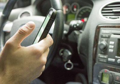En France, utiliser son smartphone au volant pourra être sanctionné, même à l’arrêt