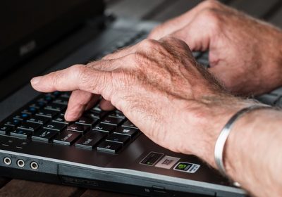 Comment commencer dans le monde de l’informatique pour un senior ?