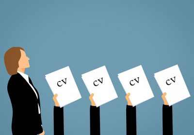 Expériences, diplômes, loisirs, photo : comment bien mettre à jour son CV ?