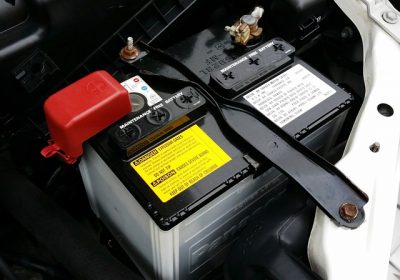 Batterie auto. La charge sous surveillance